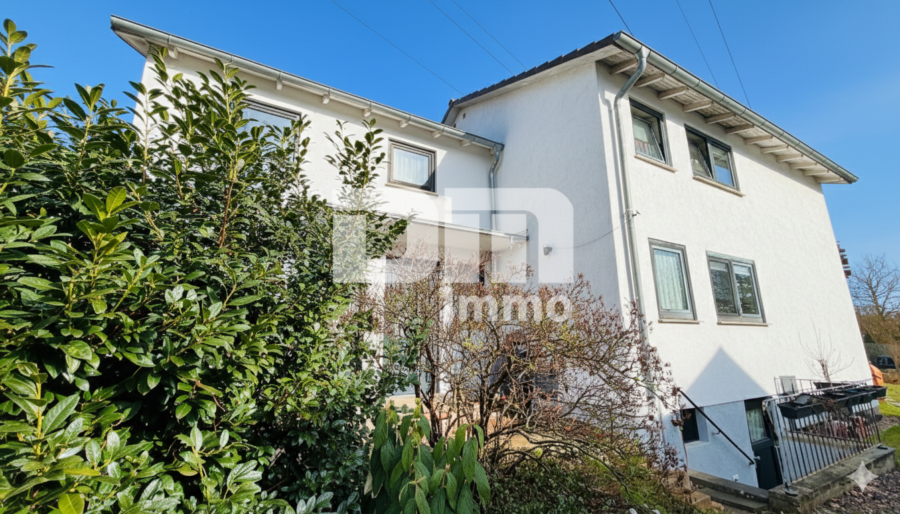 Schönes 1 bis 2 Familienwohnhaus mit großem Garten, Terrasse, Doppelgarage und Herkulesblick - Rückansicht
